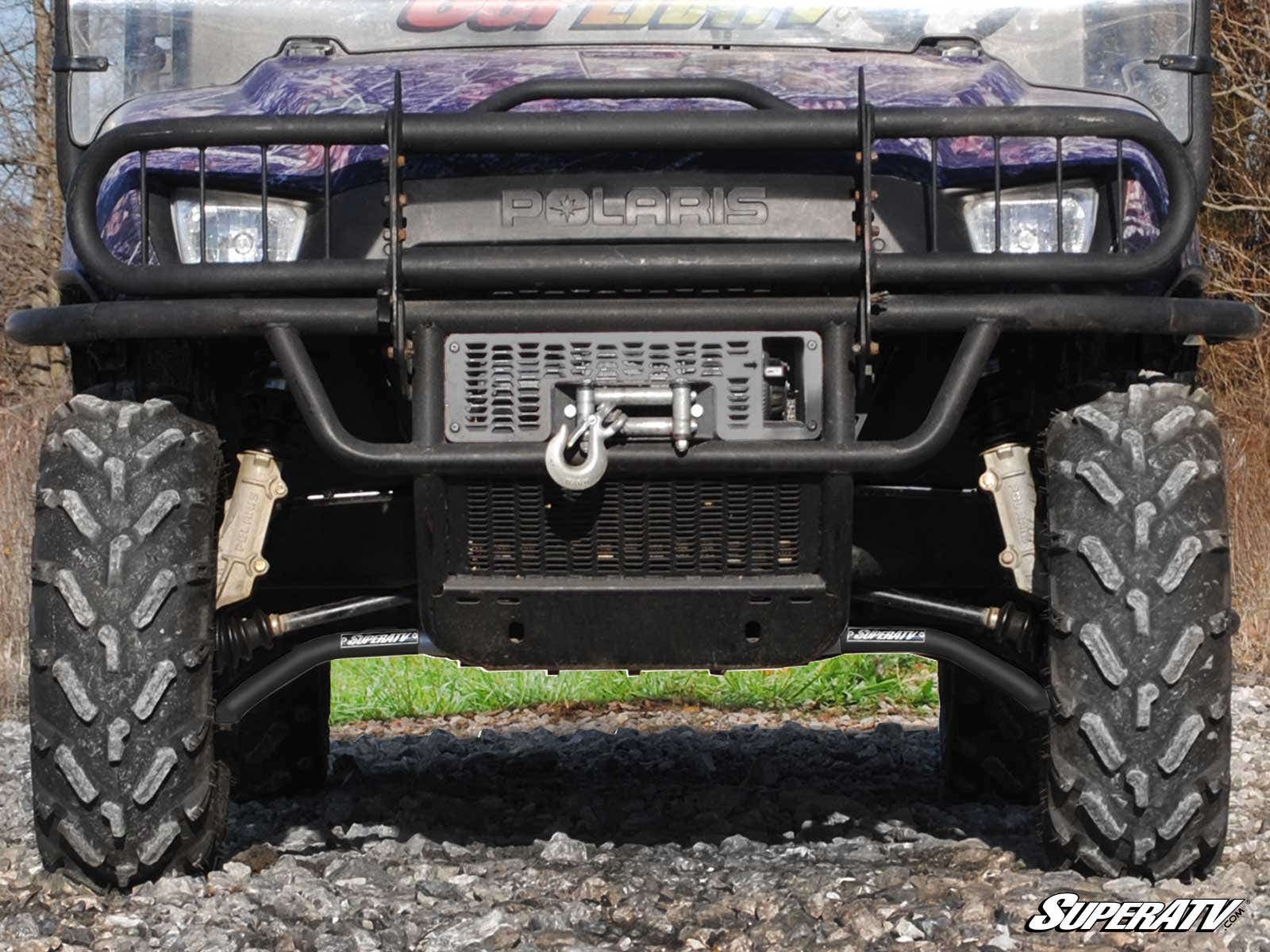 SuperATV Bras triangulaires à déport vers l'avant de 2 po et grande garde au sol pour Polaris Ranger
